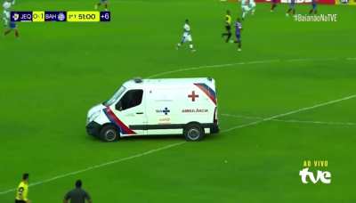 No campeonato baiano, ambul&acirc;ncia entrou em campo com o jogo em andamento