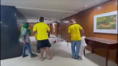 The "Brazilian Capitol Attack" finally happened today, as Bolsonaro supporters broke in the Parliament, Supreme Court and Presidential Palace