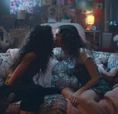 Zendaya &amp;amp; Maude Apatow kiss