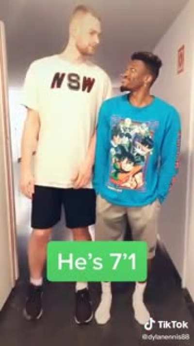 I guess this is how the guys who are 6'2" feel when they stumble along this subreddit,m 😅