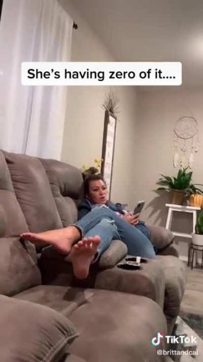 Guy loves showing off wife&rsquo;s feet 🤤