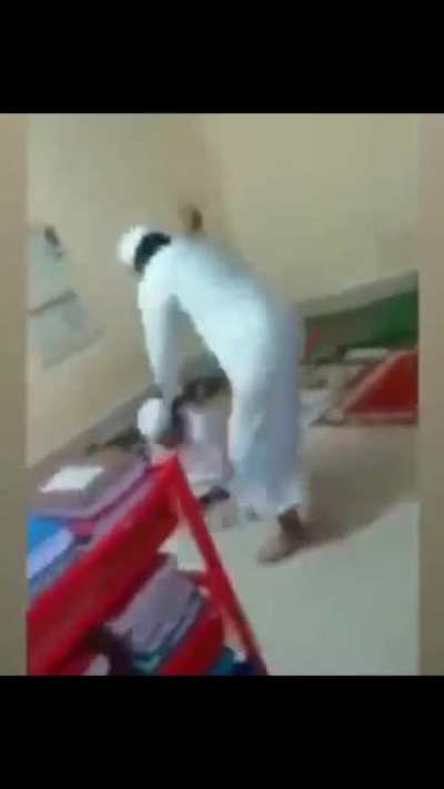 Siktiğmin barbar m*sl&uuml;manı &ccedil;ocuğu 5 vakit namaz kılmadı diye d&ouml;v&uuml;yor