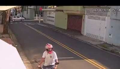 Qual a sua rea&ccedil;&atilde;o ao ver um motociclista passando ao seu lado?
