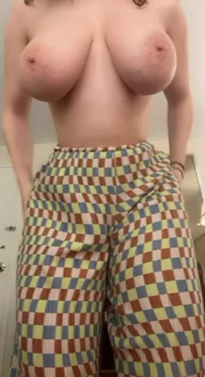 5&rsquo;1 with some huge natural titties [drop]
