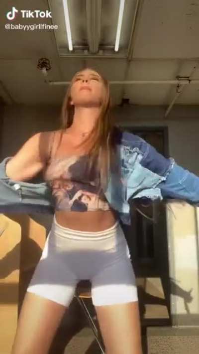 I love it when u can see her p*ssy print 😍