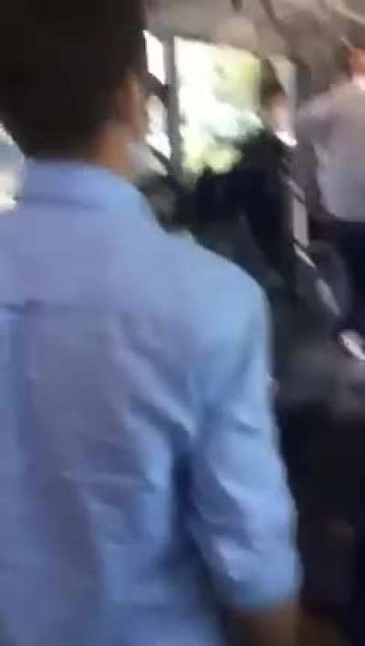 METROB&Uuml;STE BAĞIRA BAĞIRA EZAN OKUYUP NAMAZ KILMAYA BAŞLADI Tımarhane'deyiz artık