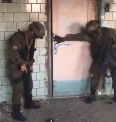 eles abriram a porta, mas era uma armadilha, saiu uma granada. 💥
