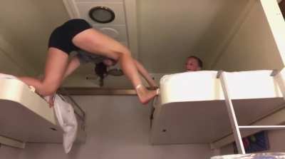 to split on a bunk bed