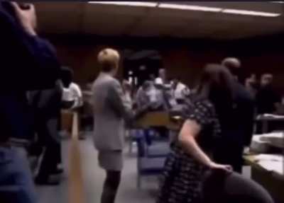 Son brutally attacks mother&rsquo;s killer in courtroom (1998)