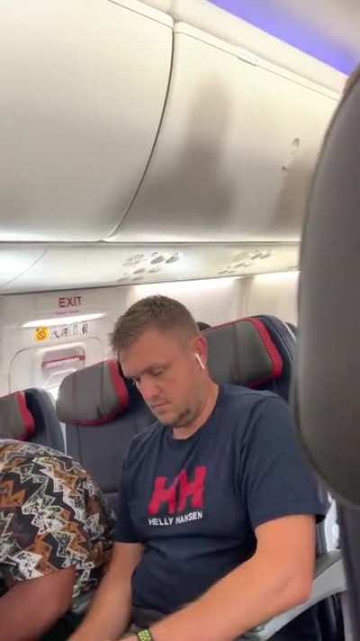 Woman assaults bf on Spirit Airlines flight cause he was looking at other women.
