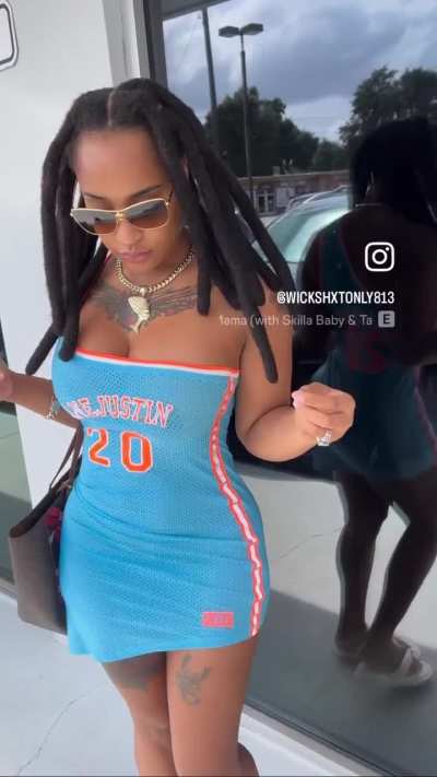 Woman wit Wicks 🔥 or 🚮??
