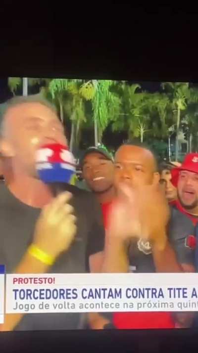 Flamengo perdendo em noite de copa sempre gera os maiores entretenimentos poss&iacute;veis: "eu fui preso 5 anos por sequestro relampago pra vir aqui hoje e ver essa p****?"
