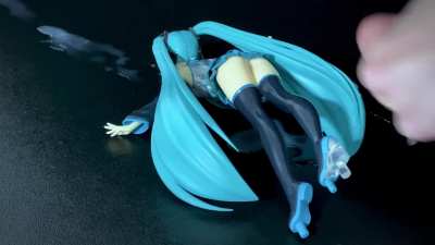 Drenching Hatsune Miku's cute white panties