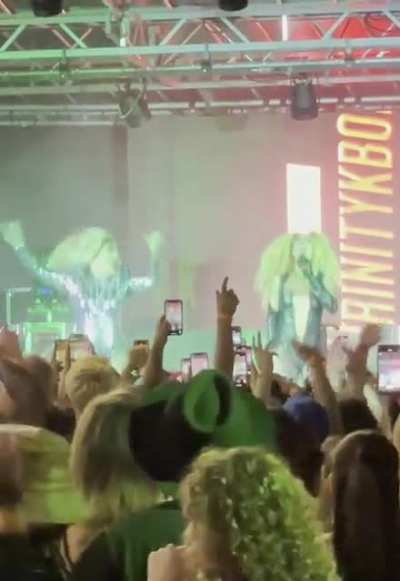 Jan came out at the end of TKB&rsquo;s set tonight to join her for the Run The World choreo!