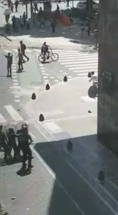 Quilombito en el velorio del diego - Vol 2 (lo grabe desde mi laburo)