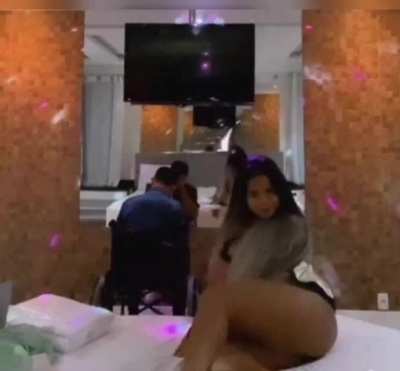 Hj vc sai desse motel de cadeira de rodas!
