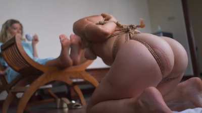 Esclave et soumise ligot&eacute;e au pieds de sa ma&icirc;tresse pour les nettoyer avec la langue.