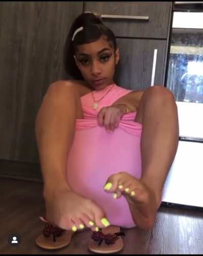 Gotta love a pretty feet black woman😩😍😍