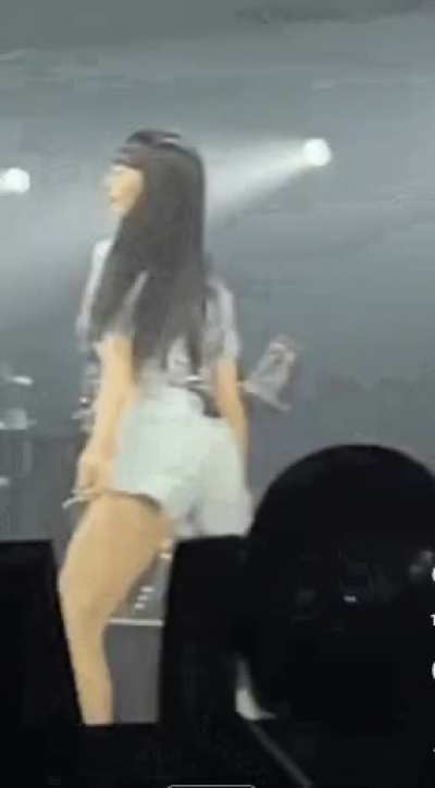 Lisa Twerking 🥵