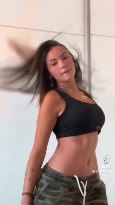 Does Gabi Moura photoshop her waist just a little bit? They almost published the news that she is photoshopping him, even though she is from Brazil, all the girls are super built 