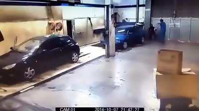 WCGW Car Wash Attendant Teaches Robber A Lesson