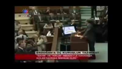 Erdoğan'ın &ouml;calana sayın şehitlerimize kelle dediğini ardından şehit aileleri tarafından, Erdoğan'a &uuml;&ccedil; kuruşluk dava a&ccedil;ıldığını halk unutur arşiv unutmaz.