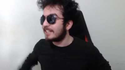Erkan ama duvardaki adalet yazisina g&uuml;l&uuml;yor