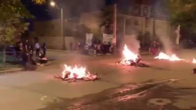 Protesta de los vecinos de la Villa Azul, Quilmes, por la decisión de la intendente Mayra Mendoza de poner a la villa en cuarentena estricta por 2 semanas