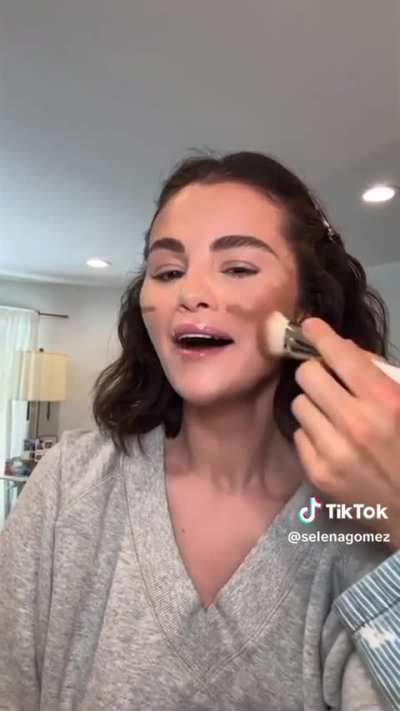 Benny Blanco does Selena Gomez&rsquo;s make up