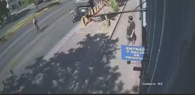 A police officer shoots in front of another, hits him in the leg and is later run over by a private guard. (Santiago, Chile)