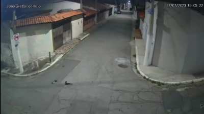 Man defends himself from robbers