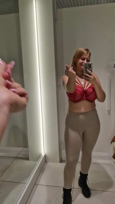 And today, I would like to show you a magical fitting room in one of the stores. Heh