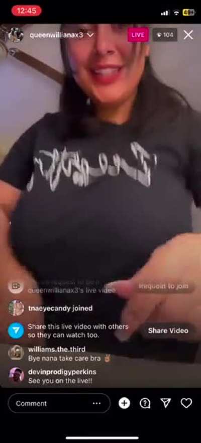 Big ass titis 😋