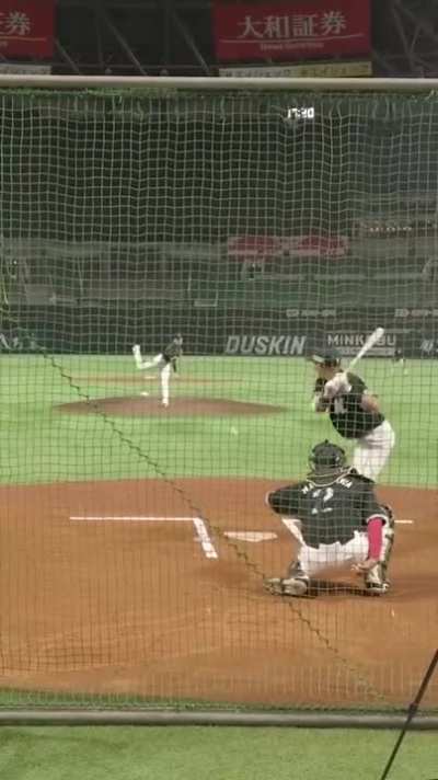 [Highlight] [Lotte Marines YouTube page] Sound of the catcher's glove when 21 year old phenom fireball pitcher Roki Sasaki unleashed his blazing fastball.