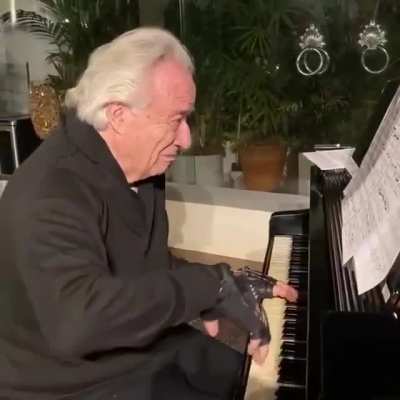 The Brazilian Pianist, Jo&atilde;o Carlos Martins that lost ability in his hands for more than 20 years. ⁠At the end of last year he was provided with the pair of neoprene-covered bionic gloves by Ubiratan Bizarro Costa.⁠