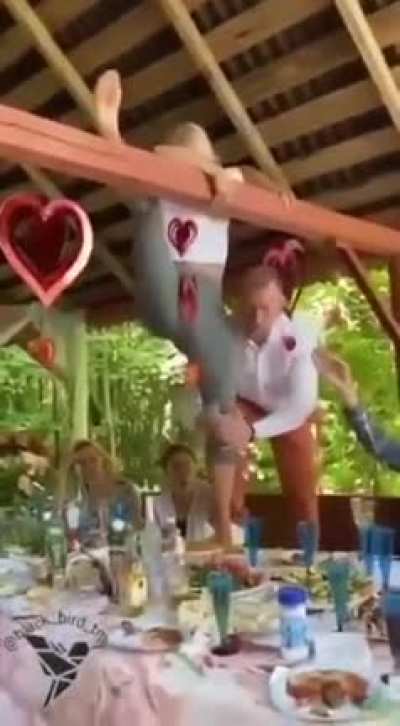 Наташ, ну на хрена ты туда полезла?!