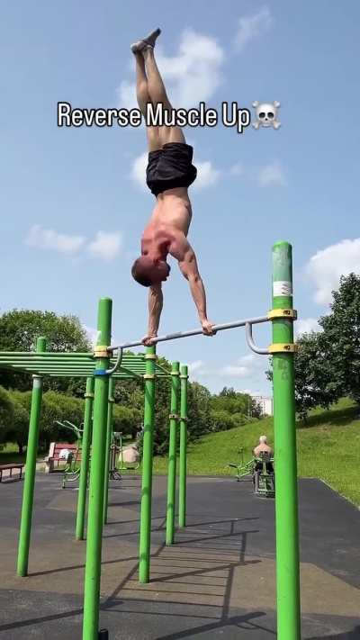This calisthenics coach&rsquo;s reverse muscle up 🤯