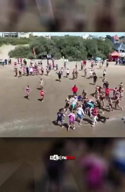 Pelea entre guardavidas en Costa Azul, durante una competencia de salvamiento acuático. Un guardavidas se puso delante de un grupo y los hizo caer y perder la competencia