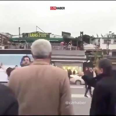 Diyarbakır'da bir gen&ccedil;, ter&ouml;r &ouml;rg&uuml;t&uuml; propagandası yapan Rudaw muhabirlerine: "Burası T&uuml;rkiye Cumhuriyeti, akıllı olun. Aklınızı başınıza alın..''