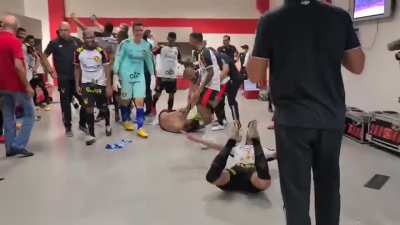 Jogadores do Sport comemorando a vit&oacute;ria sobre o Internacional.