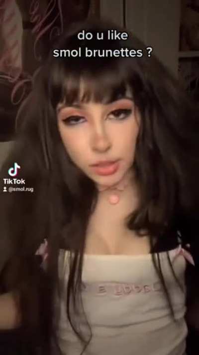 Smol brunette 💖👅
