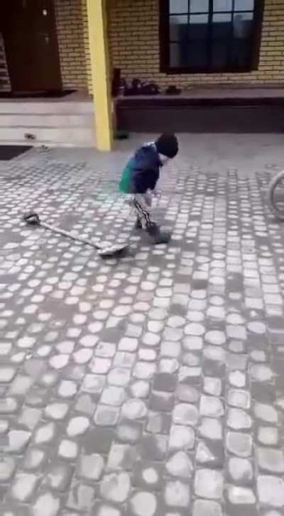 WCGW playing with a shovel 😂