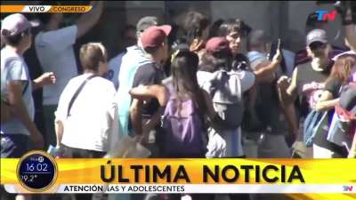 Manifestantes en la marcha de los jubilados agredieron a la policía e intentaron tomar la auditoria general de la nación por la fuerza.