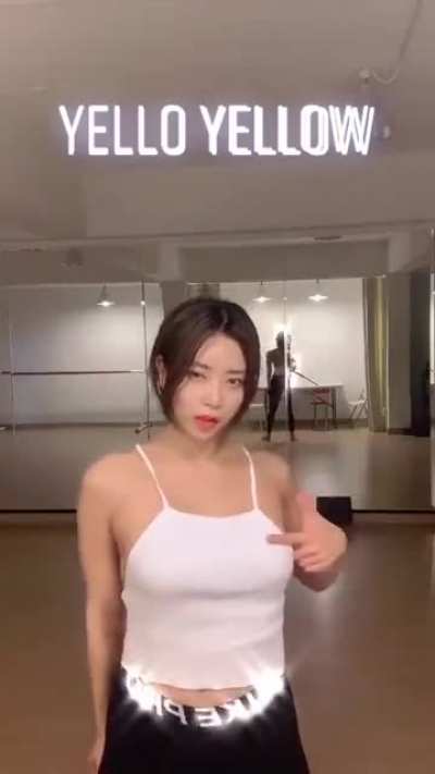(ex-Brave Girls) HYERAN - Touch, cleavage, and sideboob w/slow-mo