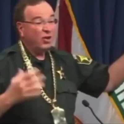 Sheriff freestylin&rsquo; with arrested rappers chain. Give this officer the N pass.