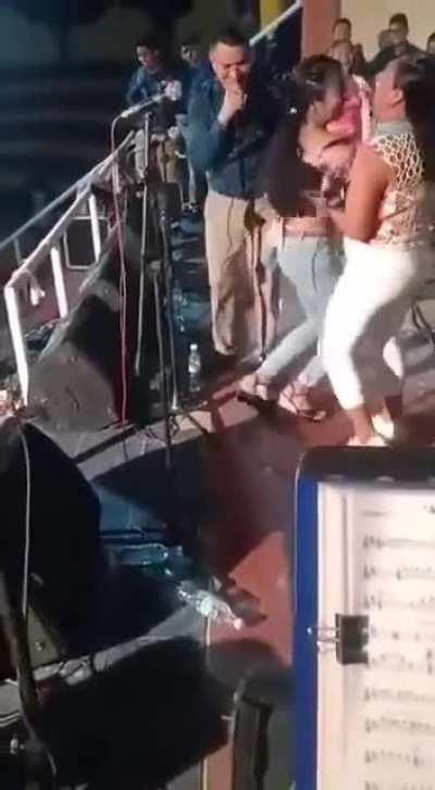 Cuando tu t&iacute;a intenta el perreo extremo..