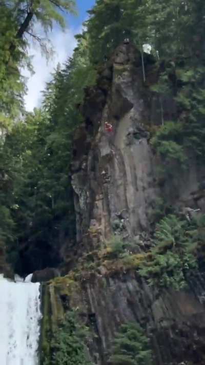 Chucko (Flyingfloou) setting the D&oslash;ds (death dive) world record - height of 48.7 m / 160 ft 🤯