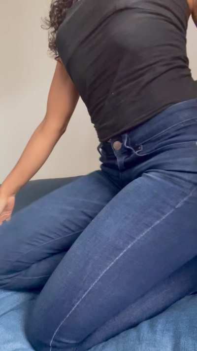 Testing if my tight jeans are comfortable enough.. They are!