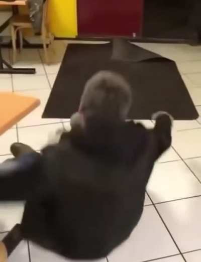 2 guys get knocked out in kebab shop