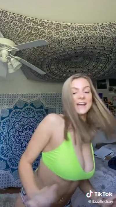 Shaking in a bikini @itzzzlinsay (Deleted)